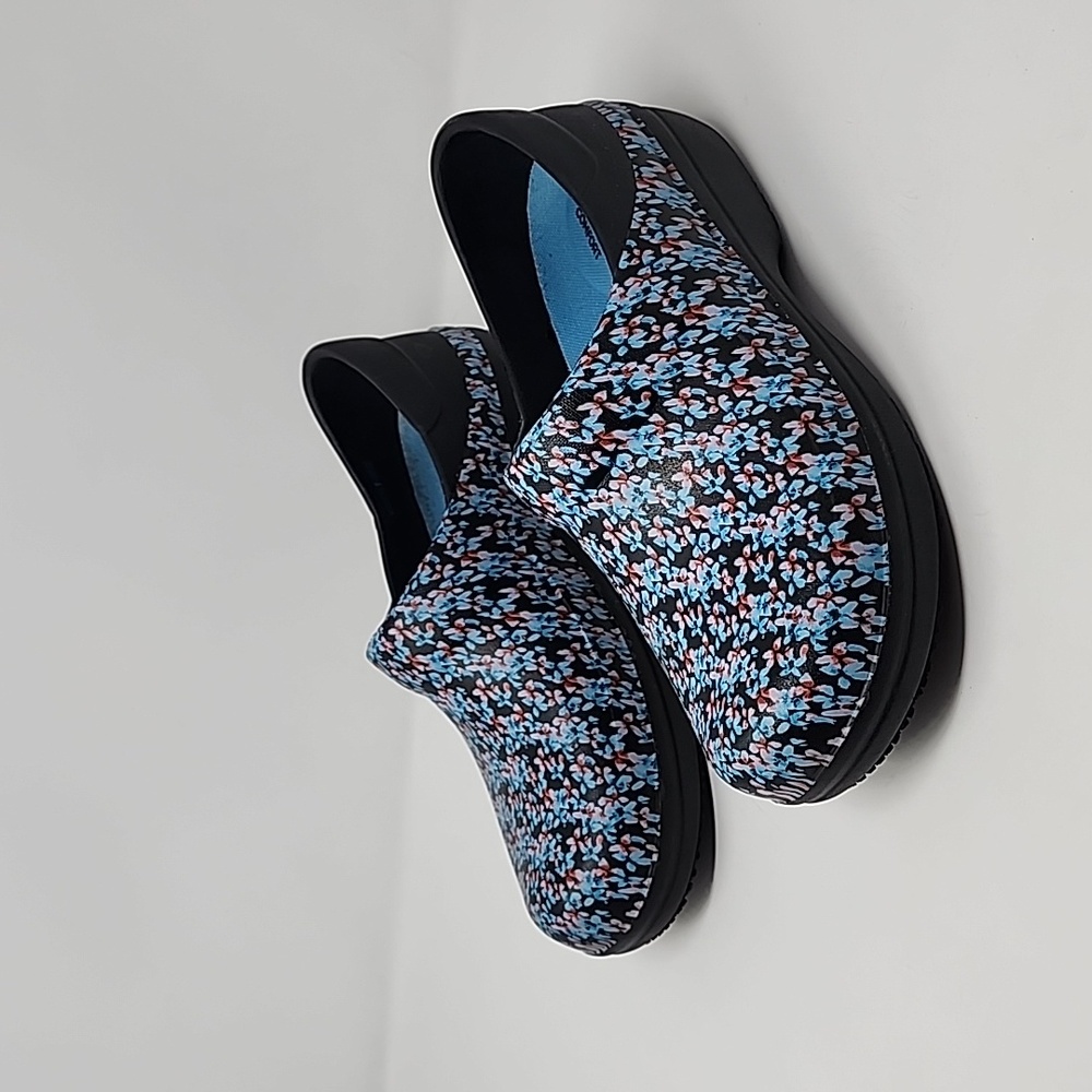 Crocs Floral Slip Resistant Women's Clogs Size 9